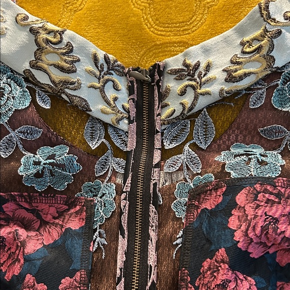 Elegant Floral Midi Dress with Zipper Detail - Picture 13 of 14